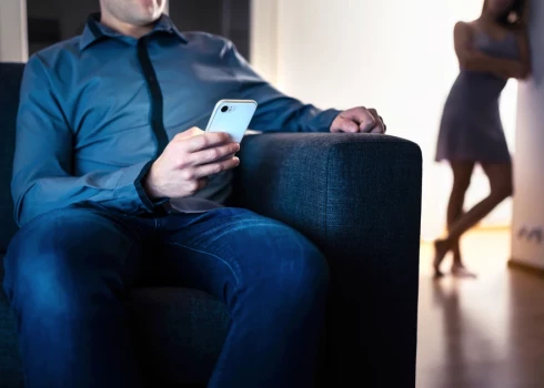 Pēc ekspertes domām, dažus cilvēkus slepens sekss vēl vairāk uzbudina, tāpēc mājās viņi ir kaislīgāki.