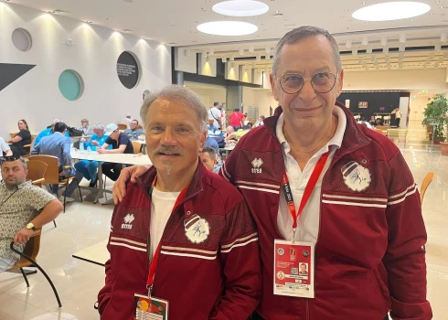 Gunārs Ķirsons un Latvijas džudistu ilggadējais treneris Oļegs Baskins īsi pirms starta pasaules čempionātā.