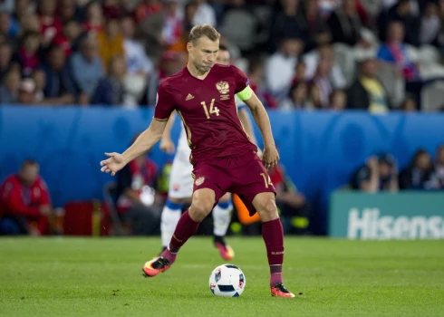 Seškārtējais futbola čempions aicina sportistus doties prom no Krievijas