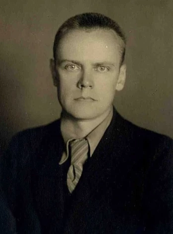 Ievērojamais latviešu saociāldemokrāts Bruno Kalniņš (1899-1990) bija vienīgais Latvijas neatkarības pasludināšanas akta 1918. gadā parakstītājs, kurš piedzīvoja Trešo atmodu – Latvijas Valsts atdzimšanas rītausmu (attēlā – Bruno Kalniņš 1936. gadā Rīgas Centrālcietumā, kurā nokļuva par savu sociāldemokrātisko darbību).