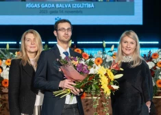 FOTO: labākie Rīgas skolotāji tiek apbalvoti ar “Zelta pildspalvu”