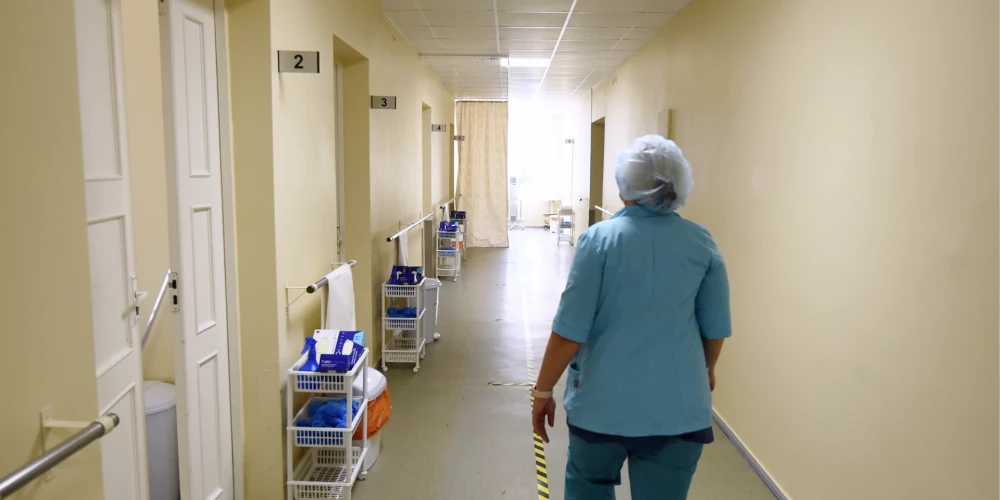"Нередко виноваты родственники": больницы Латвии становятся рассадником Covid-19