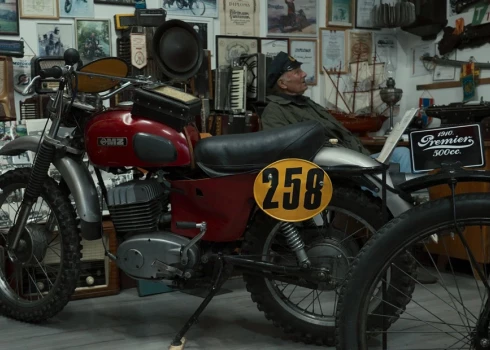 Video: leģendārs motobraucējs izveidojis unikālu sporta motociklu muzeju
