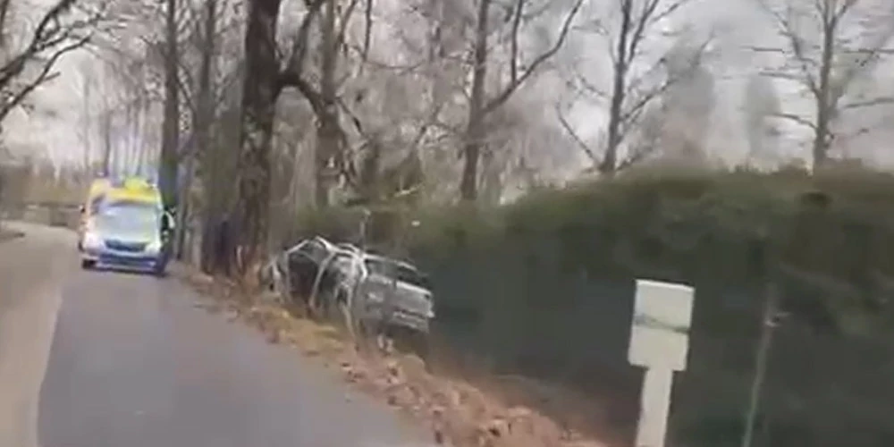 Koplietošanas automašīnai ir pamatīgi salocīti dzelži.