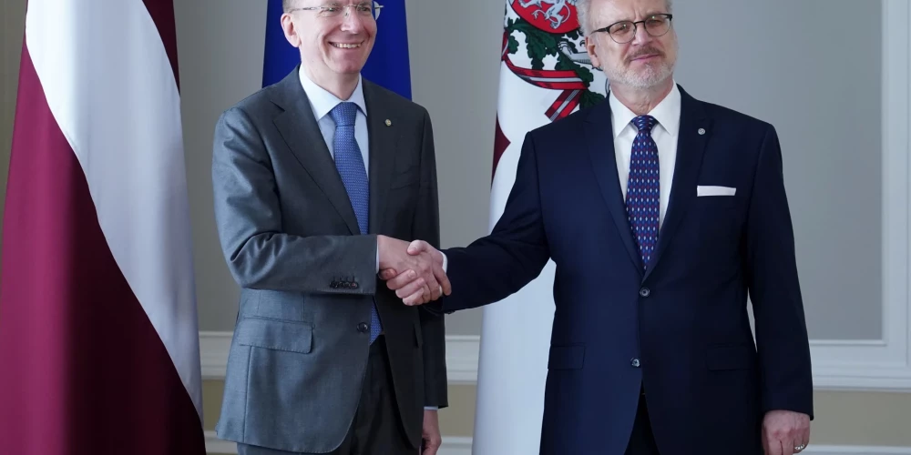 Нынешний и бывший президенты Латвии Эдгар Ринкевич и Эгил Левитс.