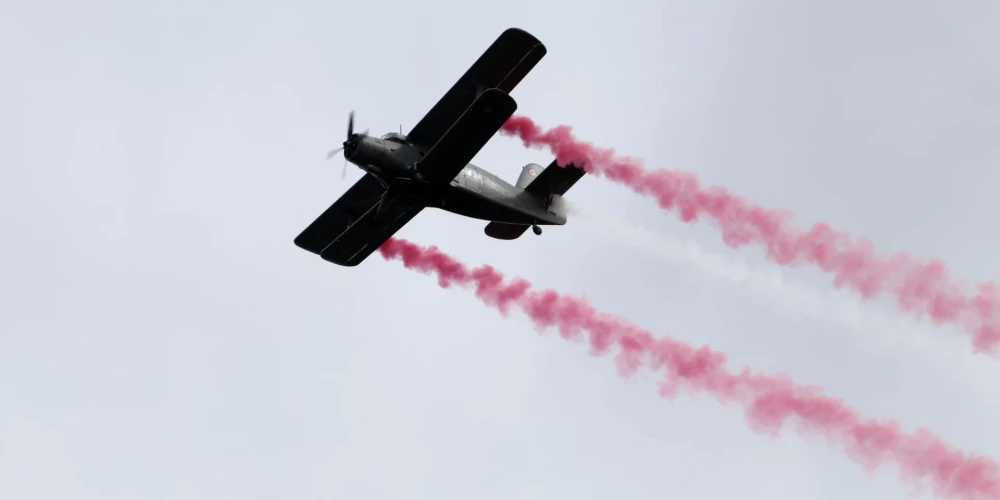 Labvēlīgos laika apstākļos parādē virs Rīgas lidos 16 lidaparāti un palaidīs dūmus Latvijas karoga krāsās
