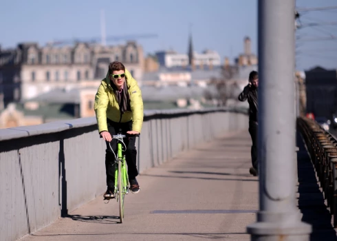 Velosipēdists uz Vanšu tilta.