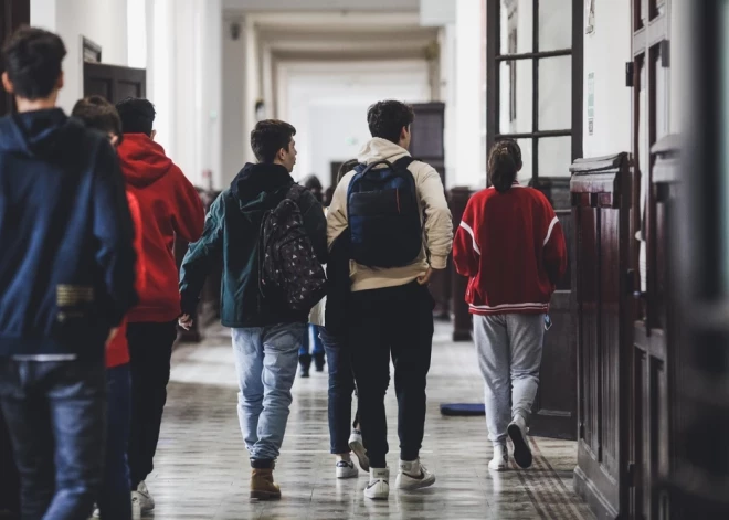 Bērns pēc "slimības" atgriežas skolā, brūni iededzis... Mācību stundu kavēšana ir aizgājusi par tālu