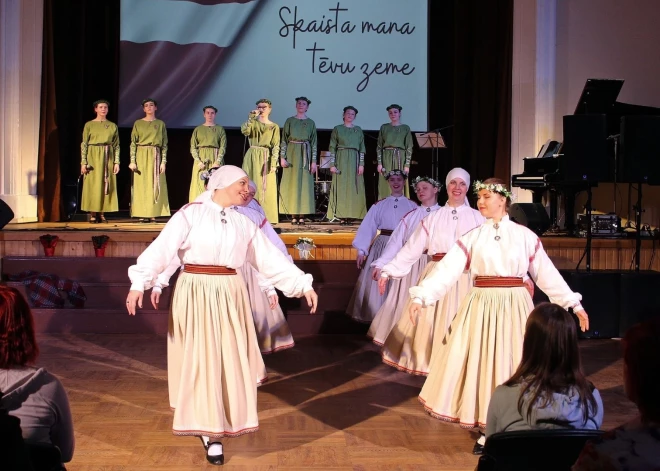 Kārsavas Kultūras namā notika īpašs svētku koncerts "Skaista mana tēvu zeme", kur piedalījās Malnavas pagasta un Salnavas KN amatierkolektīvi. Koncertā uzstājās VA "Konsonanse" (vadītāja Ligita Žukovska), VA "Kamenes" (vadītāja Marita Rudoviča). Deju kolektīvi "Jedritvai" (vadītāja Agnese Medne), "Vaļasprieki&Spryguļi" (vadītāja Valentīna Kirsanova). Kapella "Malnavas muzikanti"(vadītājs Kaspars Šakins).