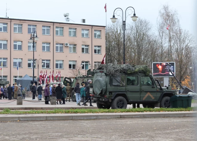 Ludzas kapos aizvadīts atceres brīdis Latvijas Brīvības cīņās kritušo piemiņai. Tam sekoja Lāčplēša dienas dievkalpojums un aizlūgums par karavīriem Ludzas Jaunavas Marijas Debesīs uzņemšanas Romas katoļu baznīcā. Tas bija īpašs brīdis Zemessardzes 32. kājnieku bataljona jaunajiem zemessargiem, kas todien nodeva svinīgo zvērestu. Dienas laikā pašvaldības pašvaldības laukumā tika organizēta Nacionālo bruņoto spēku un NATO sabiedroto militārās tehnikas izstāde.