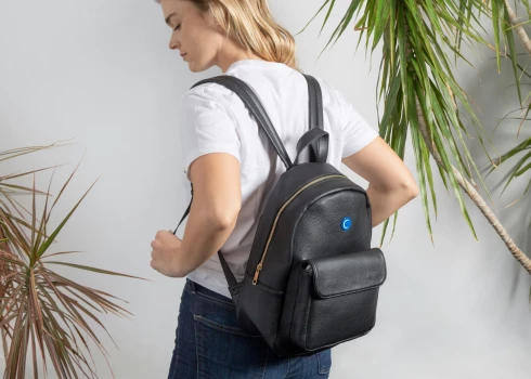 "Вы бы хотели, чтобы лезли в ваши вещи?": психолог - о проверках школьных сумок