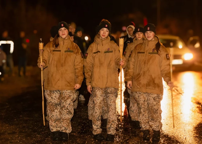 Lāpu gājiens Lāčplēša diena Limbažos.