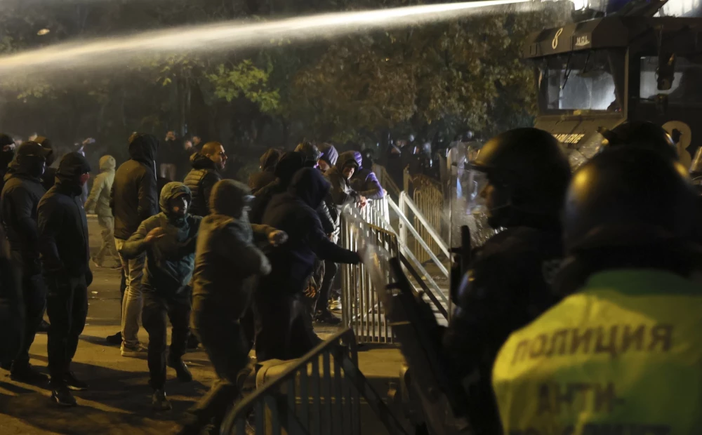 Mens politiet kolliderer med fansen i Sofia, uavgjort Ungarn mot Bulgaria, slår Slovakia Island og både Ungarn og Slovakia kvalifiserer seg til finalen i EM