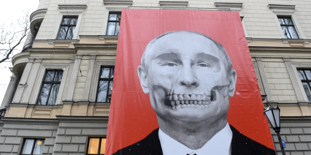 Ļaudis žigli saziedo Putina miroņgalvas plakāta atjaunošanai 