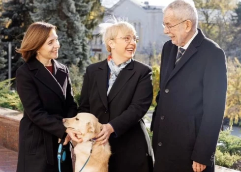 VIDEO: Moldovas prezidentes suns pārkāpj diplomātisko protokolu un iekampj Austrijas prezidentam pirkstos