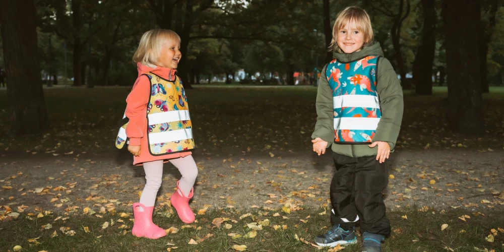 Latvijas māmiņas radījušas unikāla dizaina atstarojošās vestes bērniem