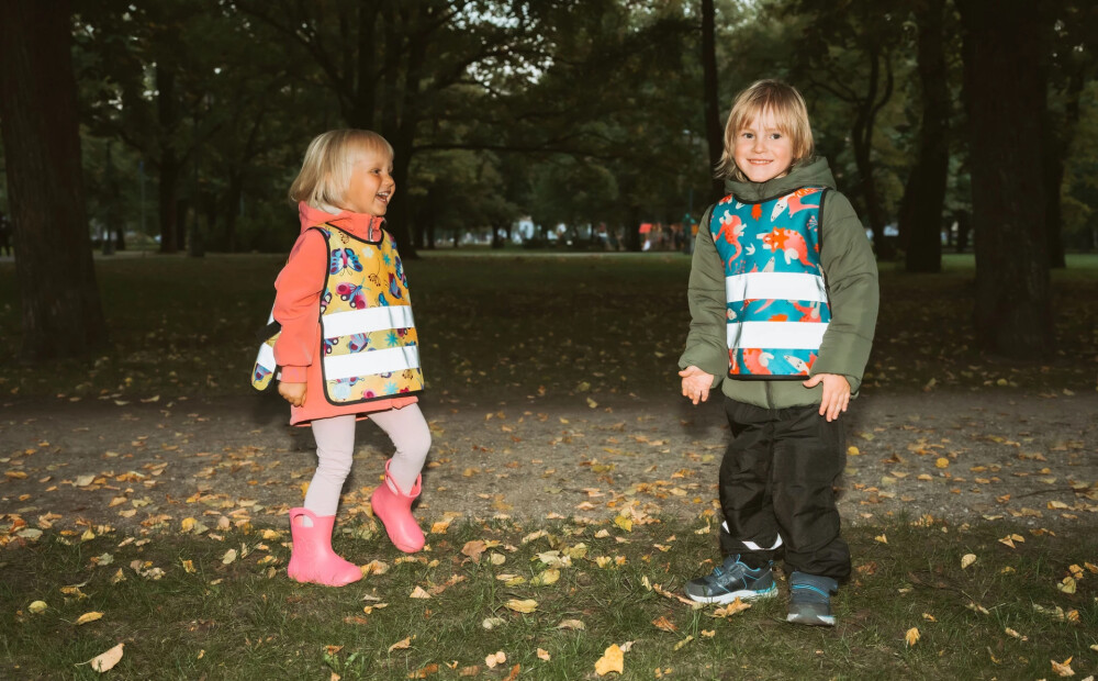 Latvijas māmiņas radījušas unikāla dizaina atstarojošās vestes bērniem