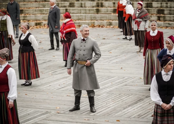 Sanākušie, par spīti rudenīgajiem laikapstākļiem, izdejoja sveicienu dejas rakstos.