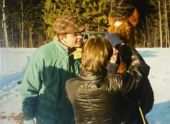 Veterinārārsts Juris Tolpežņikovs ar kolēģi pārbauda zirga zobus, lai noteiktu tā vecumu.