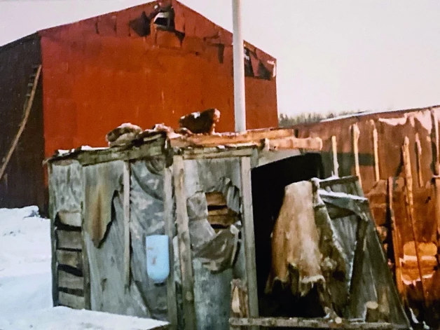 Novietne, kur zirgi turēti, uzdzina šermuļus. Caurumi aizsisti ar plēvi, visur baisma netīrība un smirdoņa.