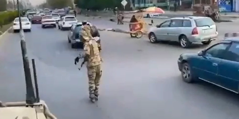 Talibu patruļa uz skrituļslidām (ekrānuzņēmums no video)