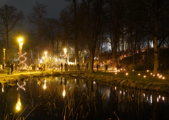 Rīgā, Arkādijas parkā, no šodienas līdz 19.novembrim laikā no plkst.18.30 līdz 23 ikviens interesents aicināts apmeklēt "Gaismas dārzu", informēja Rīgas pašvaldībā.