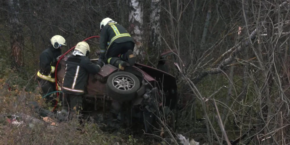 ДТП в Риге: BMW был настолько изуродован, что водителя освобождали спасатели - но было поздно