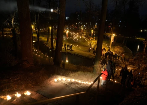ФОТО: в парке Аркадия открылась аудиовизуальная инсталляция "Прикосновение света"