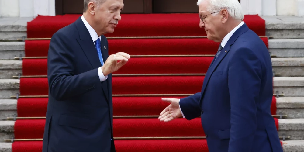 Vācijas prezidents Franks Valters Šteinmeiers ar Turcijas prezidentu Redžepu Tajipu Erdoganu Berlīnē. 2023. gada 17. novembris. 