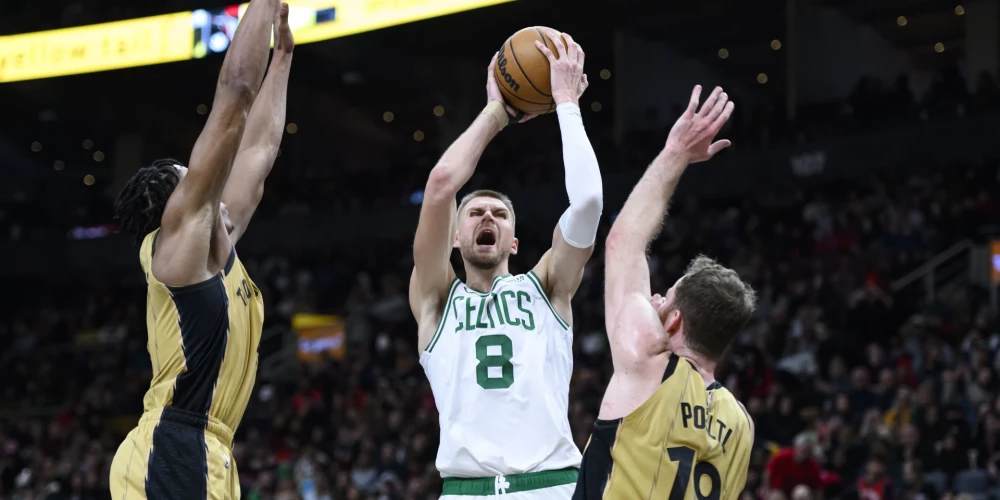 Porziņģis gūst 14 punktus "Celtics" uzvarā NBA spēlē
