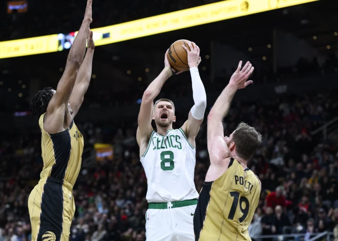 Porziņģis gūst 14 punktus "Celtics" uzvarā NBA spēlē