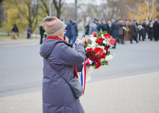 18 ноября в 10:30 в Риге состоялась торжественная церемония возложения цветов, в которой принял участие президент Эдгар Ринкевич.