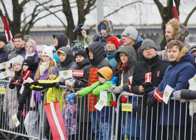 Sestdien plkst.13.30 Rīgā, 11.novembra krastmalā, notika Latvijas proklamēšanas 105.gadadienai veltīta Latvijas un tās sabiedroto bruņoto spēku, Iekšlietu ministrijas pakļautības iestāžu un Jaunsardzes vienību militārā parāde.