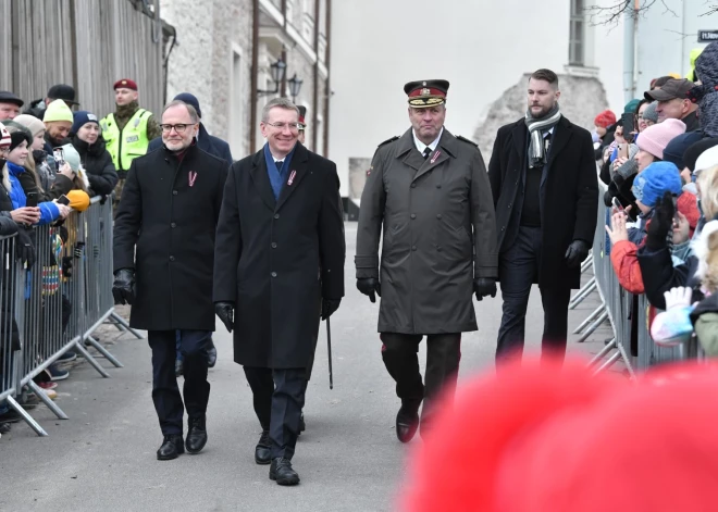 Pāri visam ir jāstiprina mūsu tautas kopība un ticība Latvijai, šodien Latvijas Republikas proklamēšanas 105.gadadienai veltītajā militārajā parādē 11.novembra krastmalā teica Valsts prezidents Edgars Rinkēvičs.