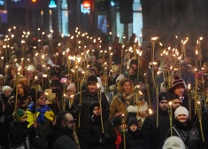VIDEO; FOTO: tūkstošiem Latvijas patriotu dodas tradicionālajā lāpu gājienā