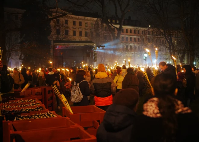 Vairāki tūkstoši cilvēku sestdienas vakarā Rīga centrā devās tradicionālajā lāpu gājienā no Kārļa Ulmaņa pieminekļa.