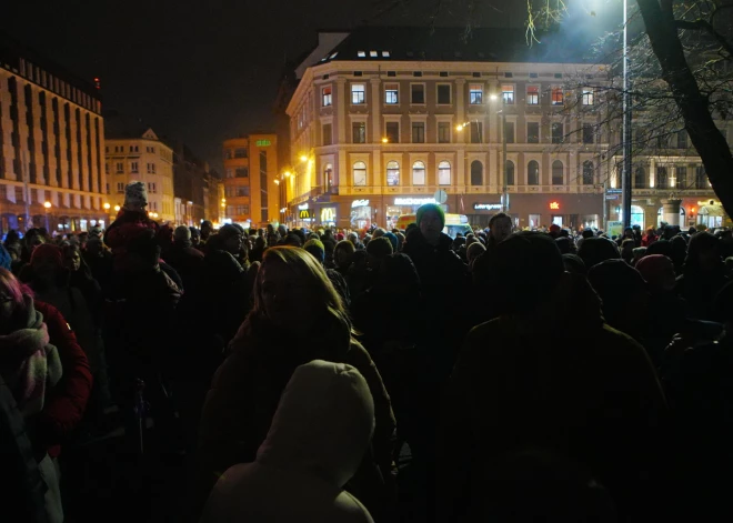 Sestdien, 18. novembrī, plkst.19 pie Brīvības pieminekļa notika Latvijas Republikas proklamēšanas 105. gadadienai veltīts svinīgs pasākums - svētku koncerts "Tautas balsis dziesmās". Pēcāk uzrunu teica prezidents Edgars Rinkēvičs, kā arī pirmo reizi svētku vēsturē - tika sarīkots multimediāls lāzeru uzvedums.