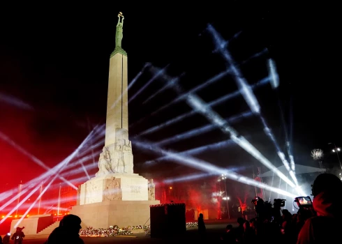 ФОТО: возложение цветов, военный парад, факельное шествие, лазерное шоу - Латвия отметила 105-ю годовщину основания государства
