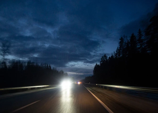 Daži ceļi Latvijā ir apledojuši, autovadītājiem jābūt uzmanīgiem