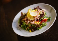 Вкусно и просто! Готовим салат с тунцом и свежими овощами