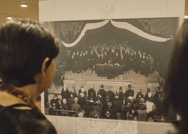 Liepājas koncertzāles "Lielais dzintars" apmeklētājiem ir iespēja aplūkot Latvijas Nacionālā arhīva izstādi "Ir Latvija. Ir Latvija brīva", kas caur dažādiem dokumentiem, fotogrāfijām un audiovizuāliem materiāliem atspoguļo Latvijas valsts vēstures nozīmīgākos notikumus un personības no 19. gs vidus līdz 20. gs. 90. gadiem.