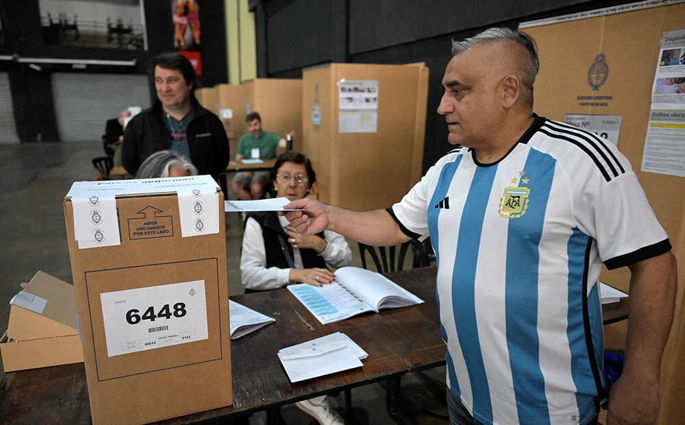 Argentīnā notiek prezidenta vēlēšanu otrā kārta; abiem kandidātiem līdzīgas iespējas uzvarēt