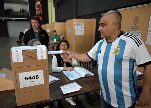 Argentīnā notiek prezidenta vēlēšanu otrā kārta; abiem kandidātiem līdzīgas iespējas uzvarēt