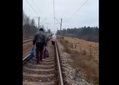 ЧП на ж/д путях: поезд Рига-Елгава не доехал до станции - пассажирам пришлось идти пешком прямо по рельсам