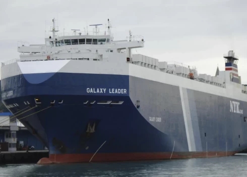 Nolaupītais automobiļu pārvadāšanas kuģis "Galaxy Leader" pieder Lielbritānijas kompānijai "Ray Car Carriers", kuras dibinātājs ir Abrahams Ungars. 