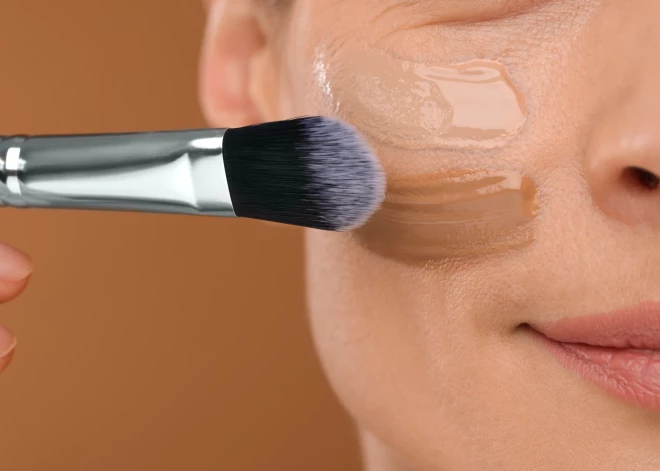 Kā pareizi uzklāt tonālo krēmu? Atceries - nekas nav briesmīgāks par savēlušos krēma slānīti