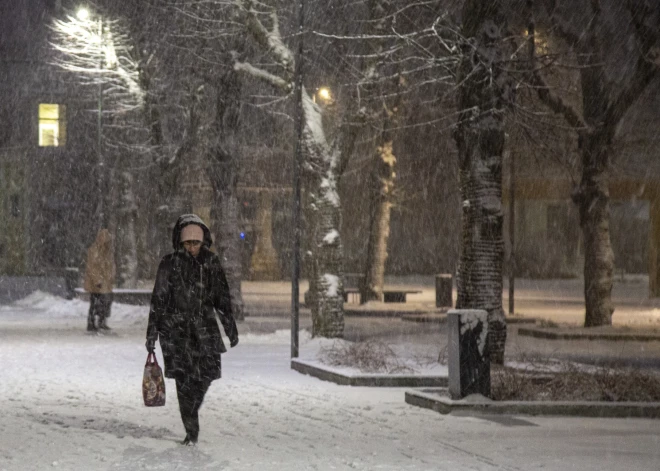 Naktī uz ceturtdienu gaidāms spēcīgs sniegputenis, piekrastē - vētra