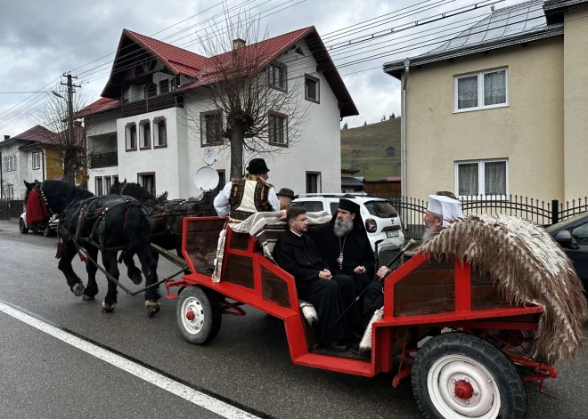 Rumānijas patriarhāta Besarābijas metropolijas augstākā garīdzniecība izvēlas piemēroties moldāvu tautas tradīcijām.