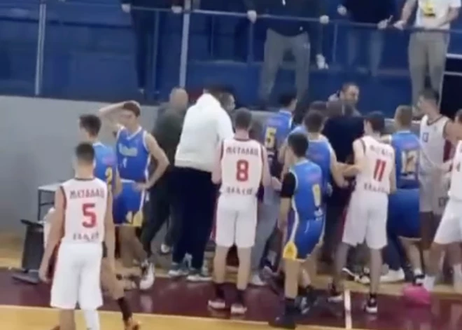 Pretinieku treneri pat žņaudz un sit. Serbijā jaunatnes basketbola mačā izceļas pamatīgs kautiņš