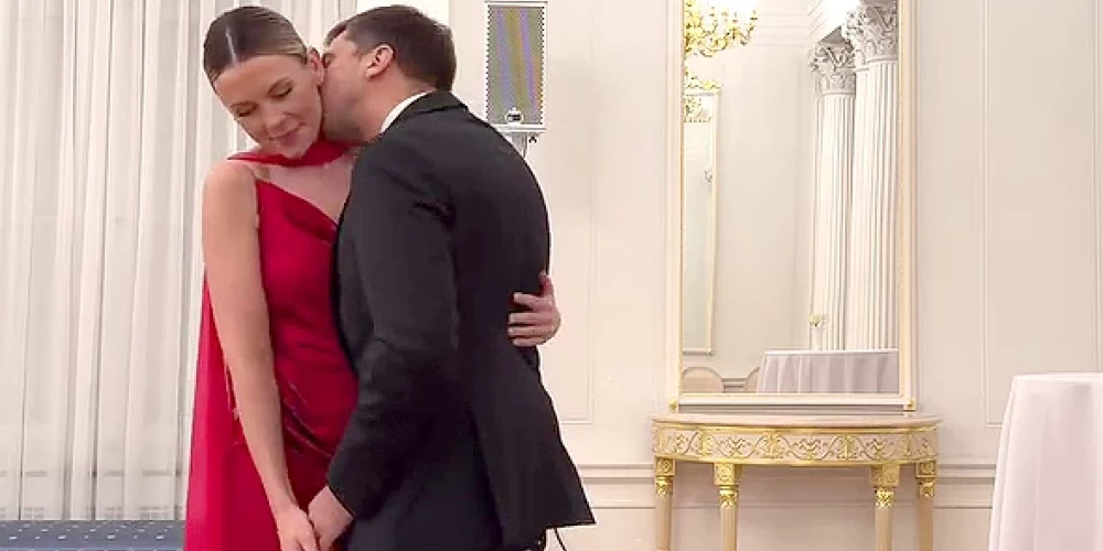 FOTO: kaislīgais pāris, kas neslēpti skūpstījās prezidenta ballē, izrādās veiksmīgi Latvijas uzņēmēji